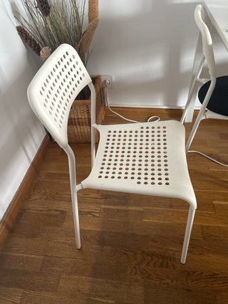 Mesa de comedor blanca con 4 sillas