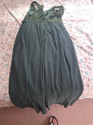 Vestido verde elegante corte V