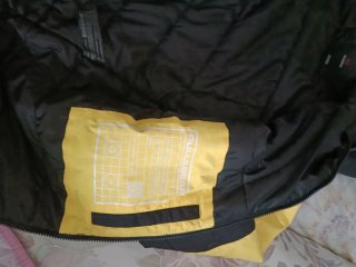 Parka de invierno negra y amarilla