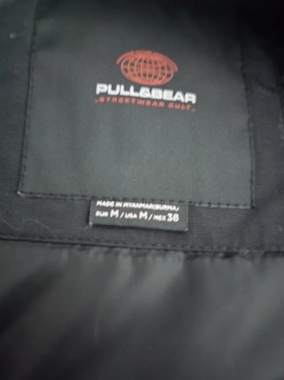 Parka de invierno negra y amarilla