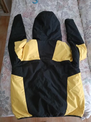 Parka de invierno negra y amarilla