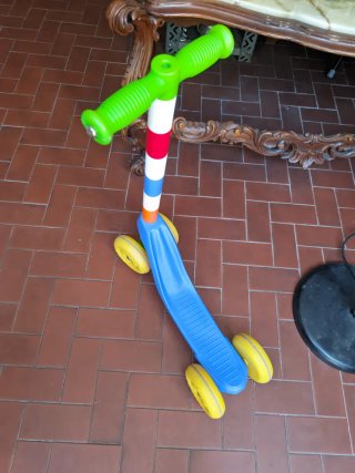 Monopattino a 3 ruote colorato