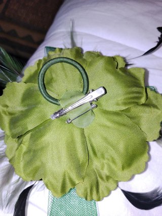 Tocado fiesta plumas cristales broche pinza