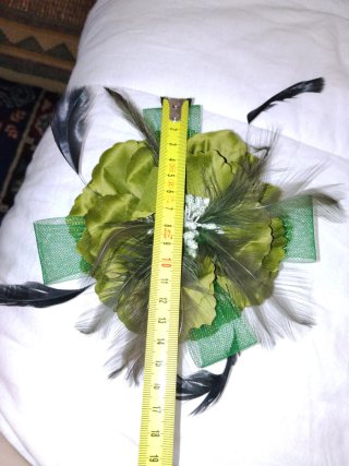 Tocado fiesta plumas cristales broche pinza
