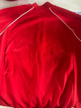 Chaqueta Adidas Roja Cremallera y bolsillos