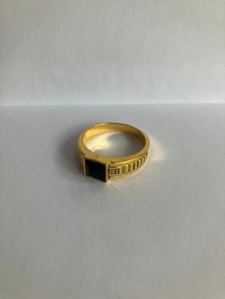 Anillo dorado con piedra negra cuadrada