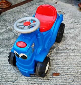 Trattore giocattolo blu e rosso
