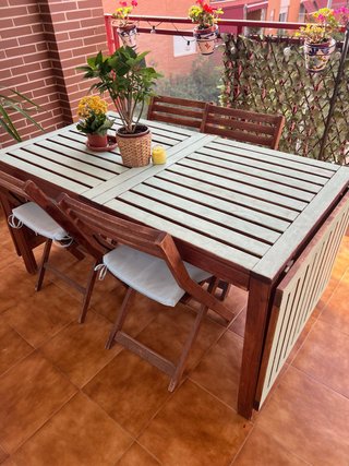 Mesa de madera y 4 sillas