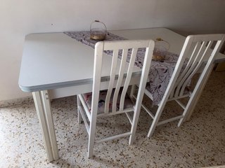 Mesa extensible blanca con dos sillas