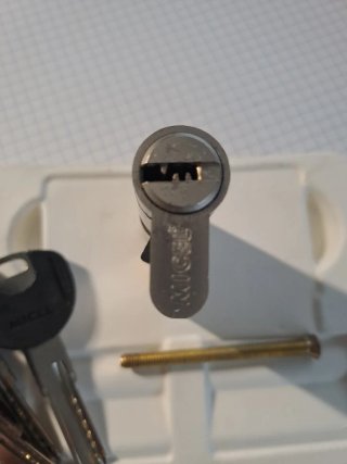 Bombín Alta Seguridad MICEL 6 cm + Tornillo