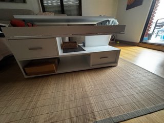 Mesa de salón blanca de madera