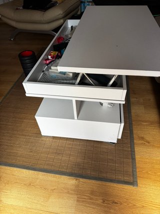Mesa de salón blanca de madera