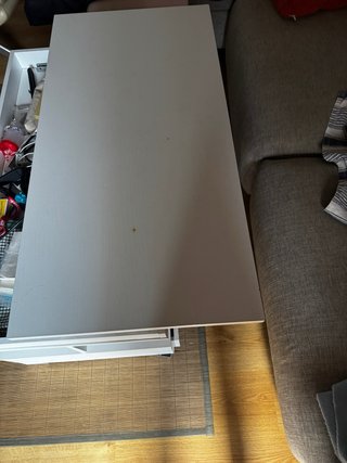 Mesa de salón blanca de madera