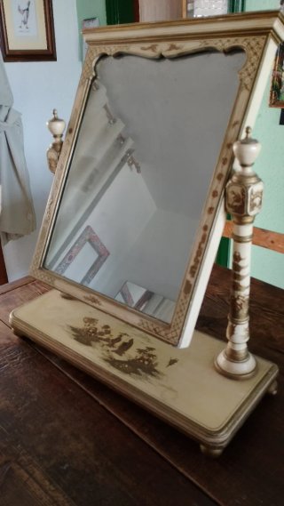 Espejo de tocador antiguo decorado