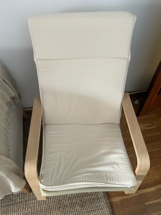 Sillón de tela y madera beige