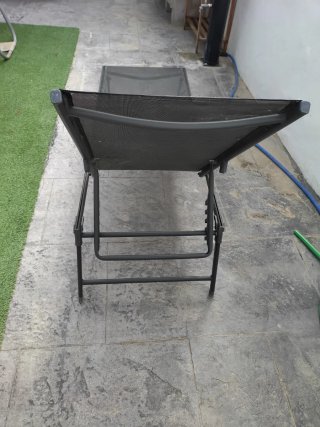 Tumbona de piscina negra y gris