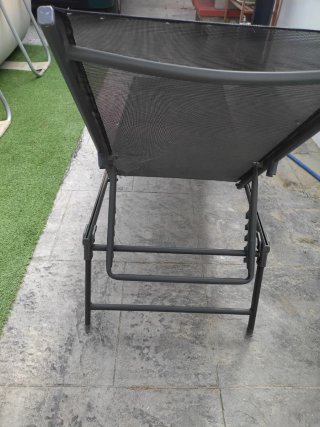Tumbona de piscina negra y gris