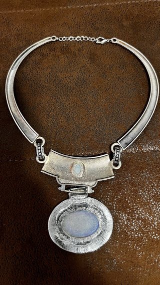Collana girocollo con pendente ovale