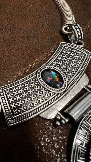 Collana girocollo con pendente ovale