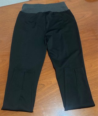 Leggings negros con detalle en tobillo