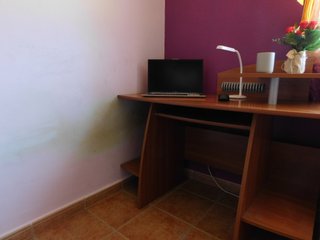 Escritorio multi-nivel madera y plástico