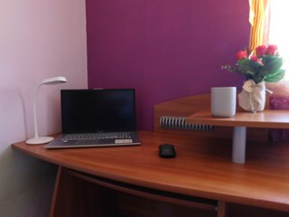 Escritorio multi-nivel madera y plástico