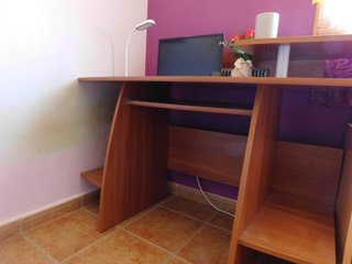 Escritorio multi-nivel madera y plástico