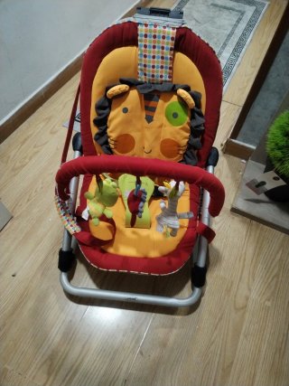 Mecedora para bebé con diseño de león