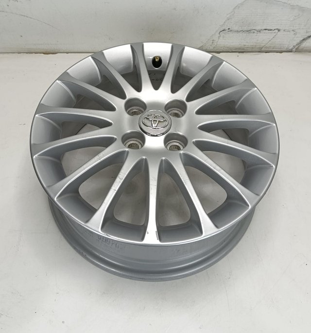 Juego de llanta Original Toyota Yaris de 15 pulg