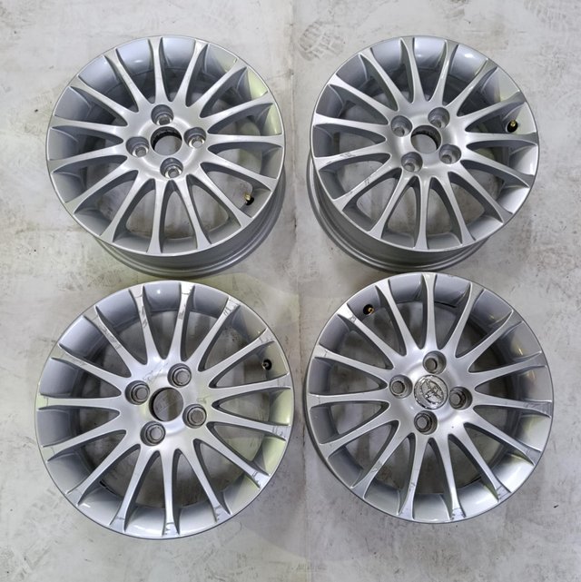 Juego de llanta Original Toyota Yaris de 15 pulg