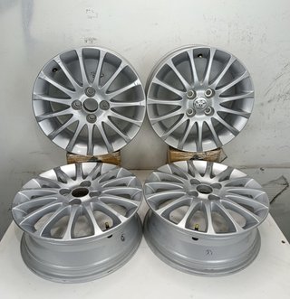Juego de llanta Original Toyota Yaris de 15 pulg