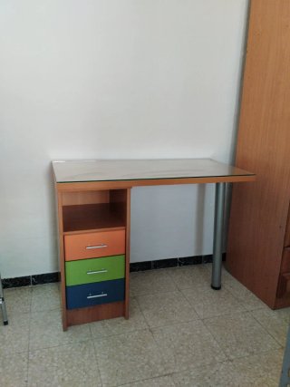 Escritorio con cristal y 3 cajones