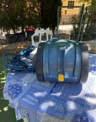 Robot Limpiafondos Piscina Azul y Blanco
