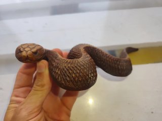 Serpiente de madera tallada
