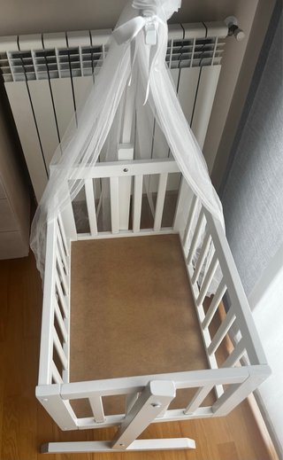 Cuna de madera para muñecas