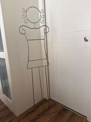 Percha de metal para mujer