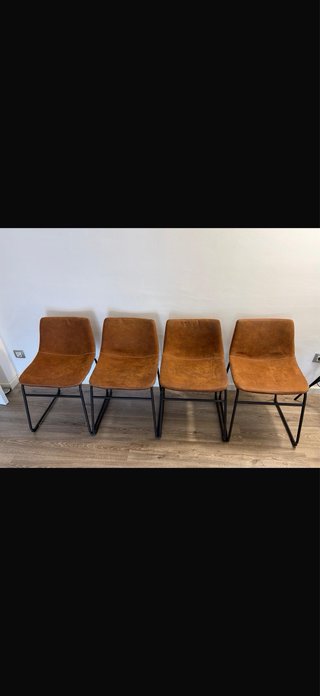 Mesa comedor redonda madera + 4 sillas .