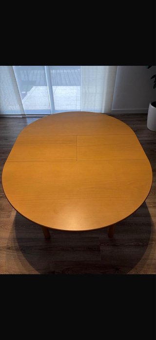 Mesa comedor redonda madera + 4 sillas .
