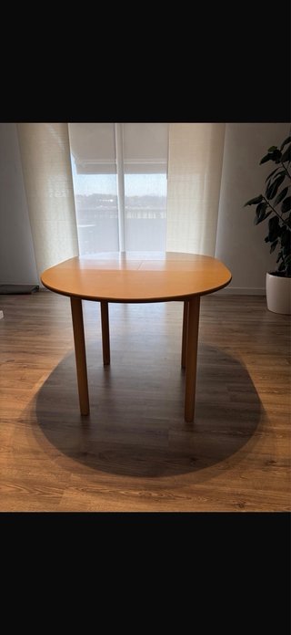 Mesa comedor redonda madera + 4 sillas .