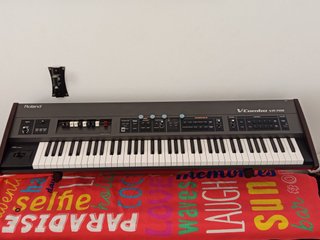 Teclado Roland V-Combo VR-700