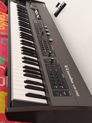 Teclado Roland V-Combo VR-700