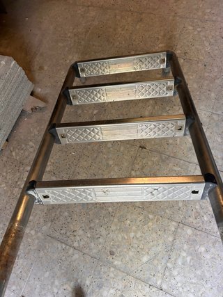 Escalera de piscina metal y plástico