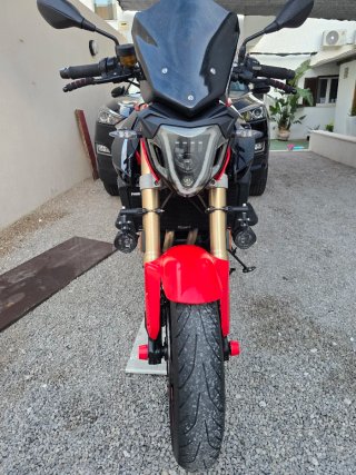 BMW F800R Naked Roja y Negra