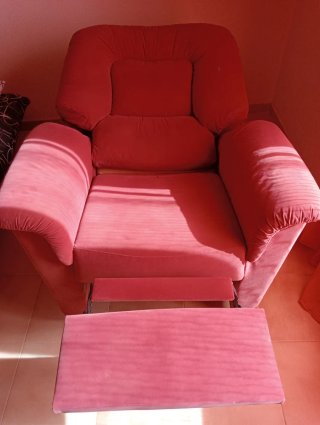 Sillón reclinable con reposapiés