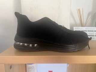 Zapatillas de trabajo negras nuevas