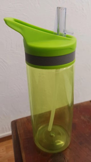 Borraccia verde con cannuccia