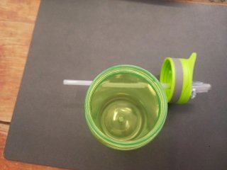 Borraccia verde con cannuccia