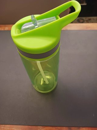 Borraccia verde con cannuccia