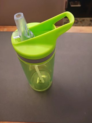 Borraccia verde con cannuccia