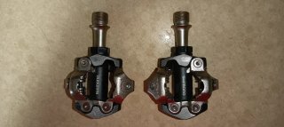 Pedales Shimano Deore XT.